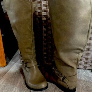 Women’s large calf boots size 8.5. Calf size across boot is 10 inches